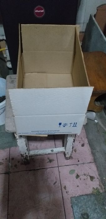Картонная коробка для продуктов.