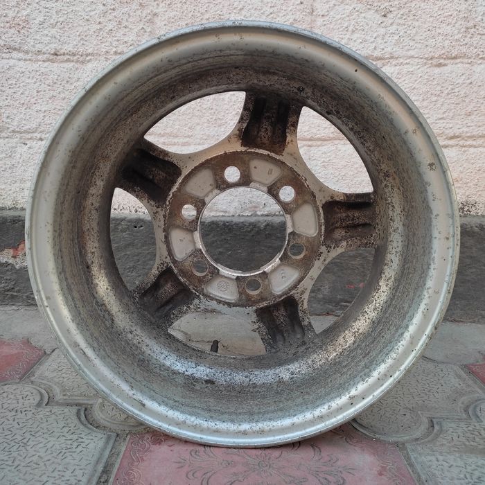 Продам диск шести дырый R15