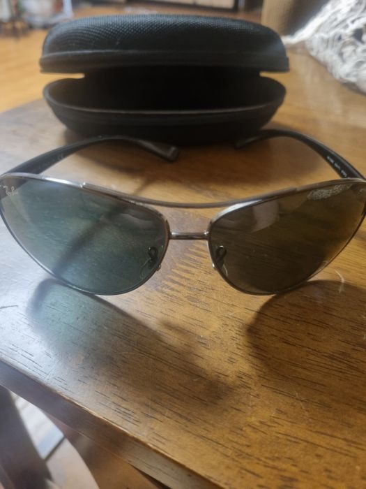 Ray-Ban, ochelari de soare originali, cu un design elegant și atemporal.
Model: RB3386 004/71