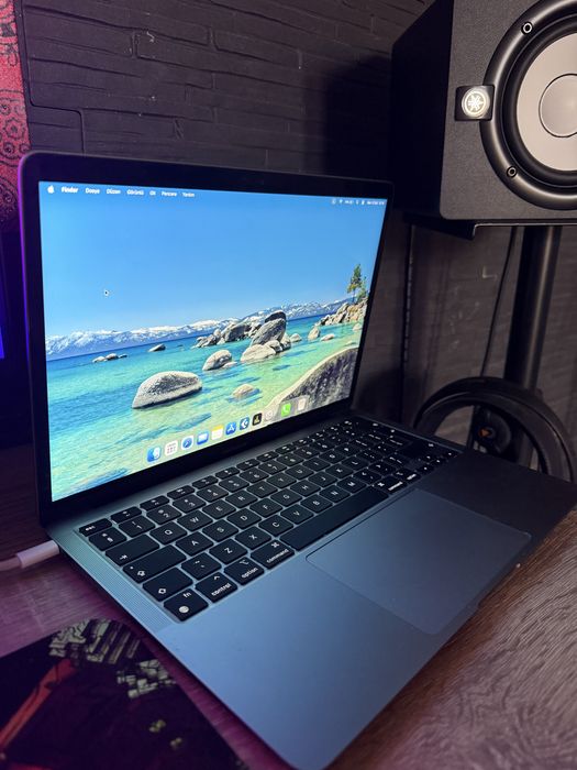 MacBook Air M1 2020 | 8GB RAM | 256GB SSD | Батерия 95% в много добро състояние
