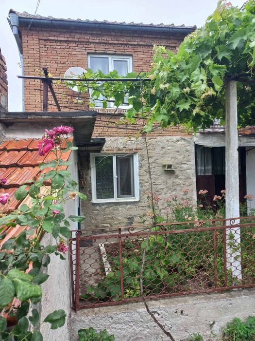 Продава се двуетажна къща ( с. Здравец, община Аврен, област Варна )