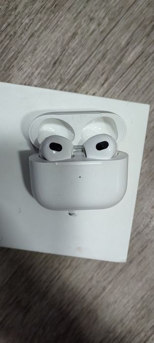Продам IPhone 11, Air pods 3