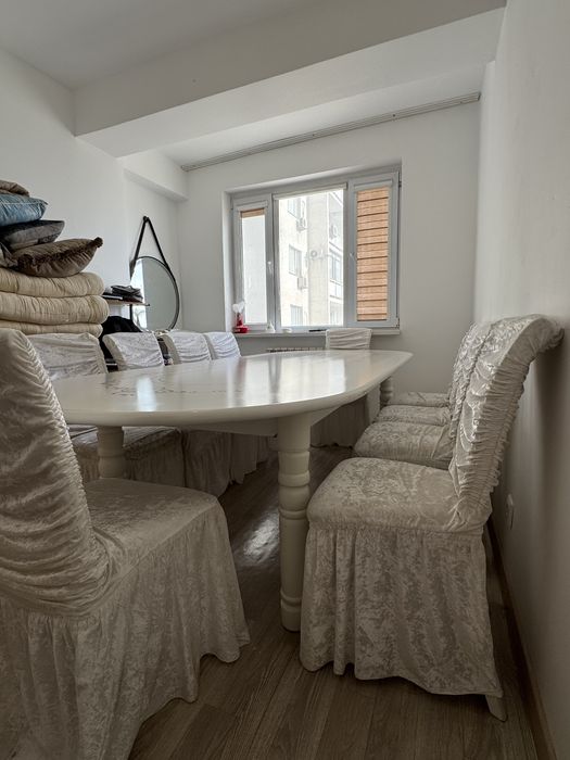 Большой стол со стульями