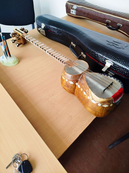 Tor yangi futlyari bilan sotiladi ovozi beqiyos tor toʻliq taʼmirlandi