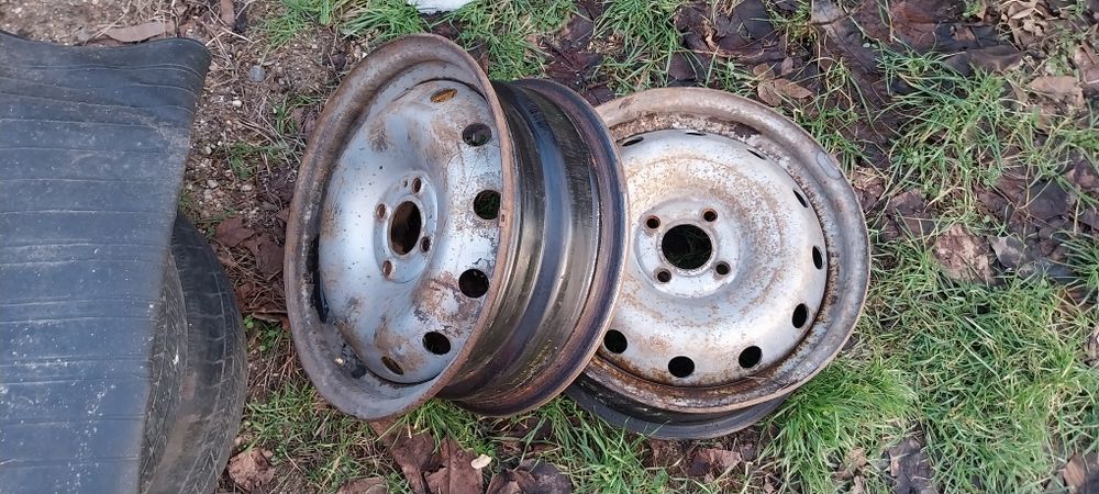 Vând  2 Cauciucuri cu Genți de Dacia logan