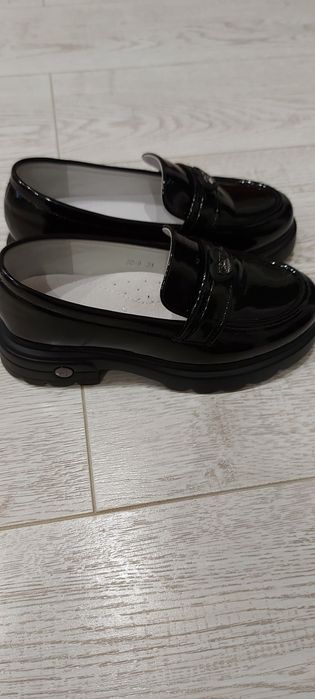 Продам новые туфли для девочки