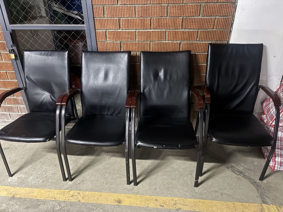 кожанные стулья 4 штуки