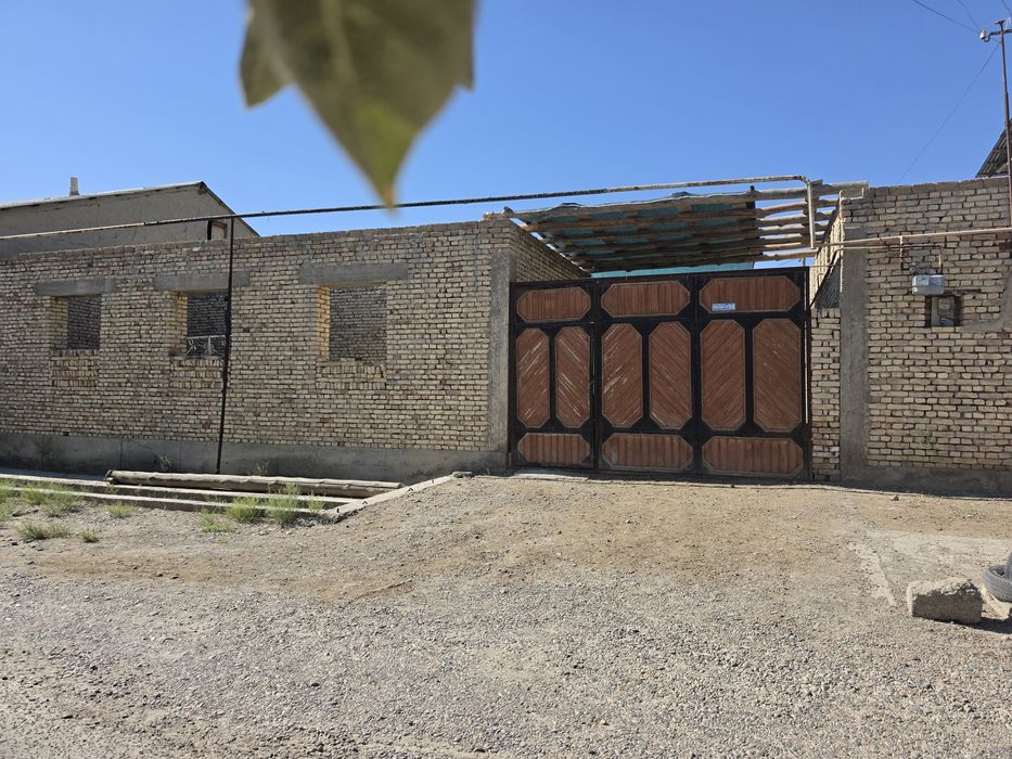 Yangi hokimyat va turistik markaz yaqinida 6 sotoxli hovli tez sotilad