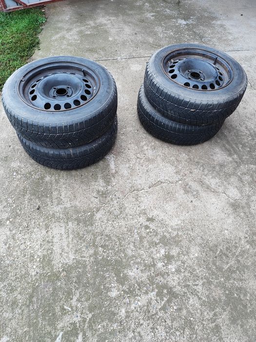 Vând jante  de tablă cu cauciucuri