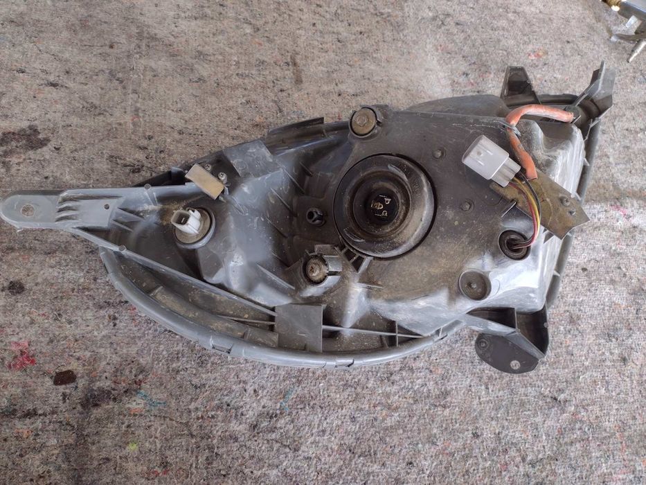 Toyota Yaris Verso ляв фар 2006-09