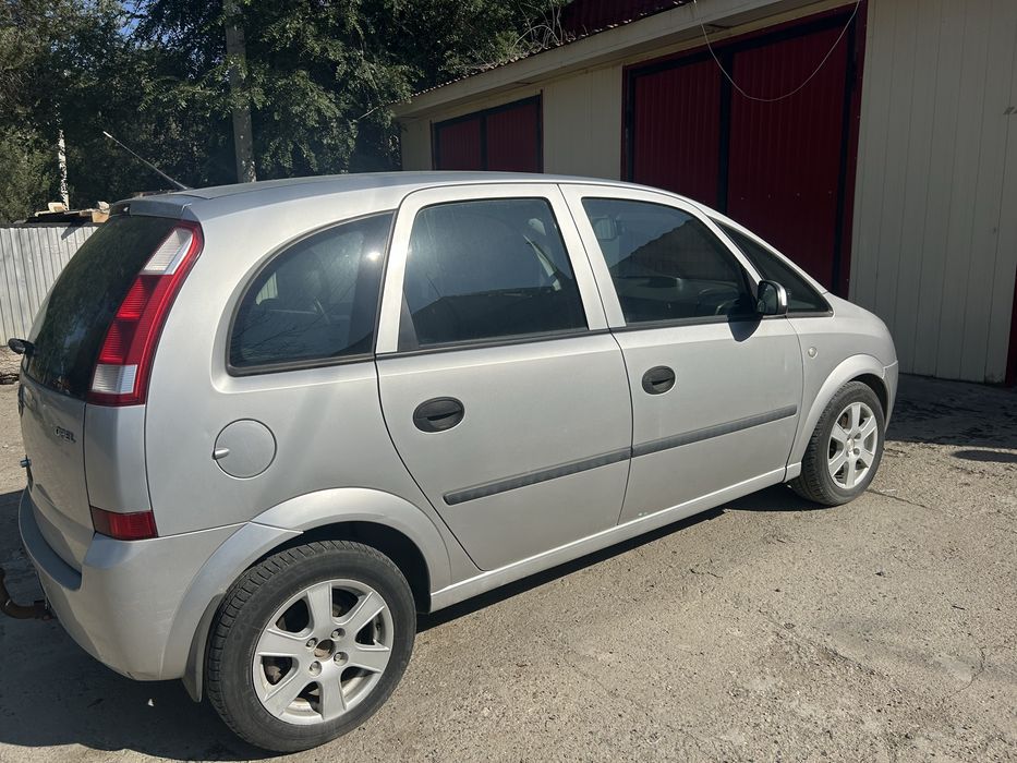 Автомобиль опель мерива