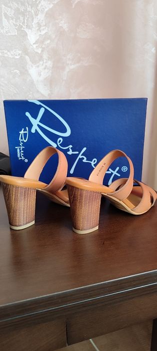 Продам босоножки кожаные