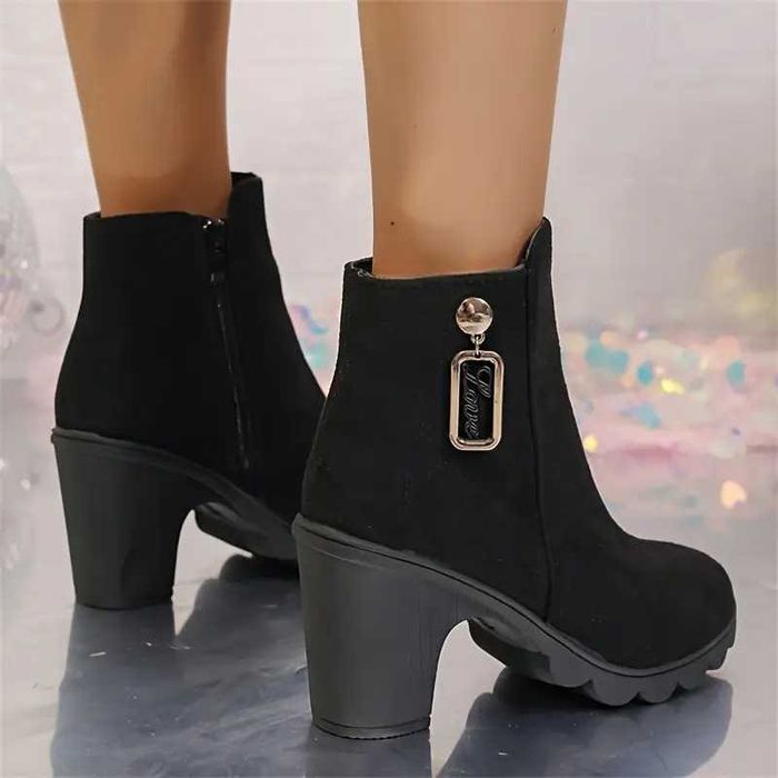 Зимни боти на платформа и ток