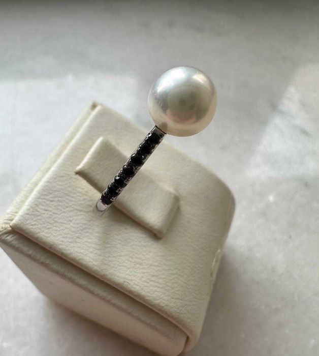 Inel din aur alb, decorat cu perlă Akoya și diamante negre
