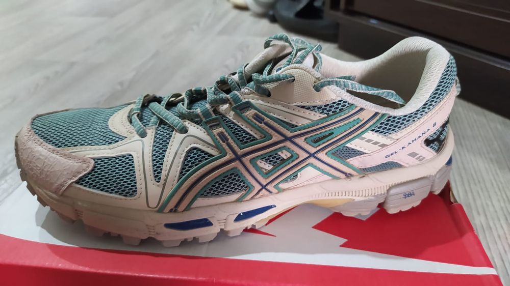 кроссовки ASICS .