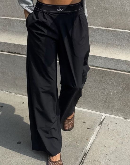 Брюки Alo в черном цвете