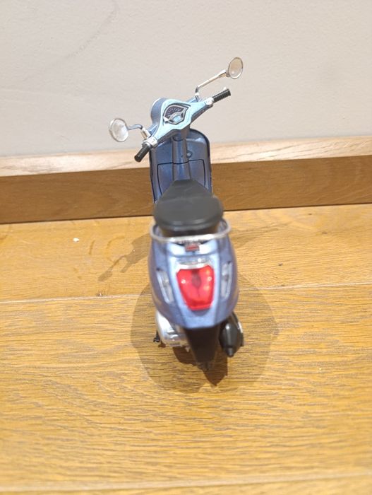 Мини моторче vespa играчка