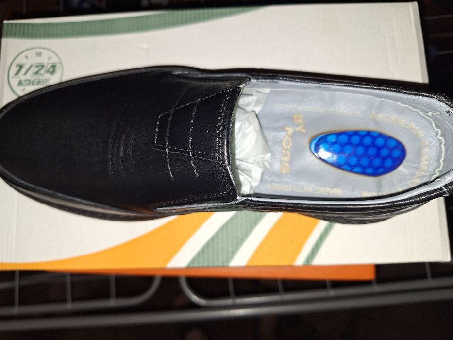 Нови кожени обувки