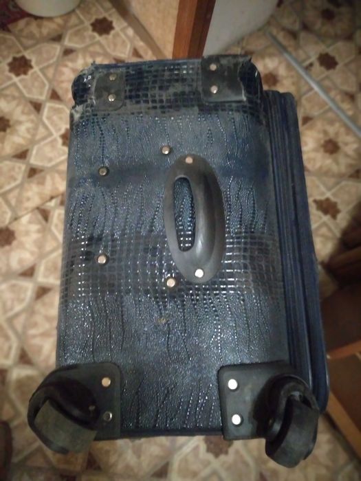 Чемодан большой требует ремонта