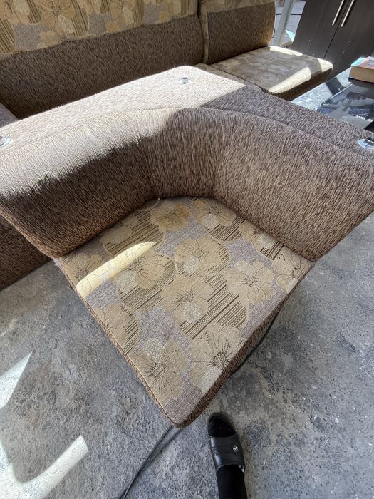 Диван угловой  в хорошом состояние