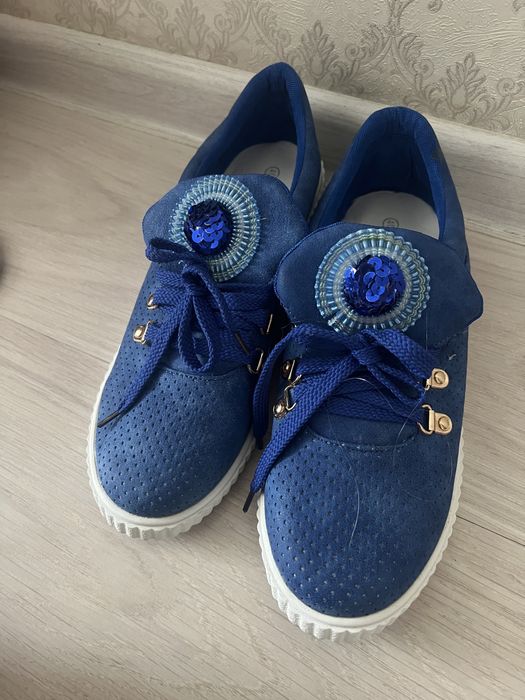 Продам кроссовки