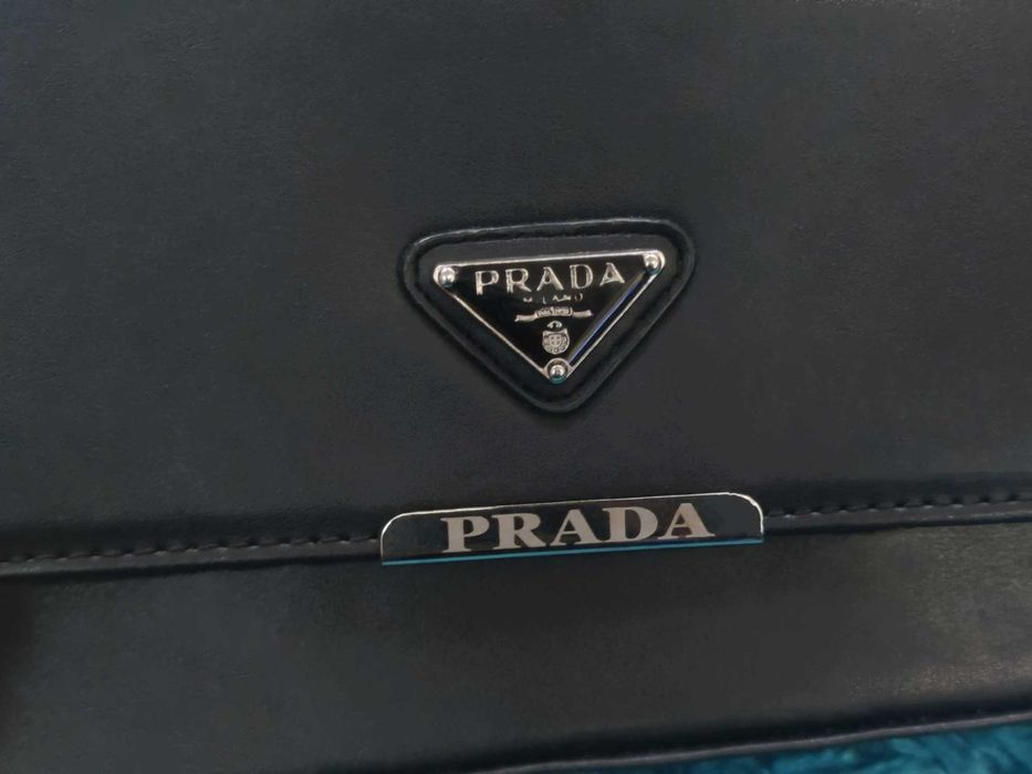 Geanta Prada cu emblema multilogo