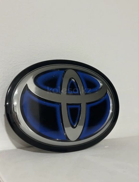 Эмблема Toyota gybrid