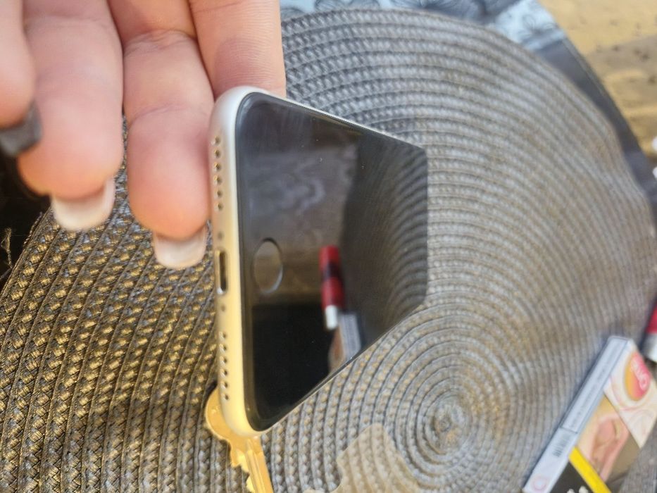 Продавам iPhone 8s