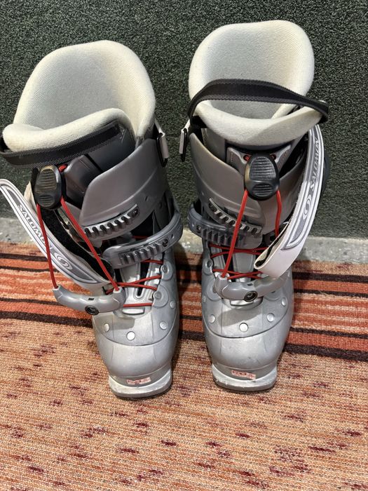 Детска каска и ски обувки