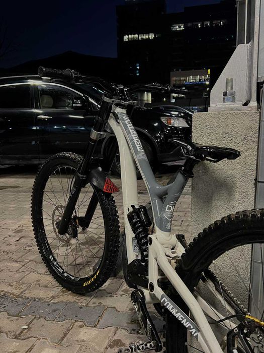 Продавам Downhill колело Commencal Supreme V4