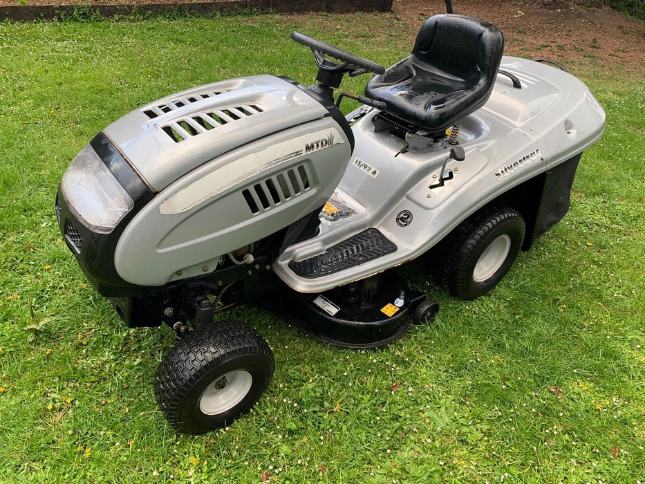 Tractoraș de tuns gazon