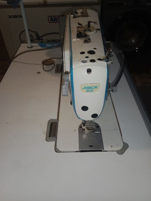 ЖАСК F-4 тўгри тикиш машина сотилади.