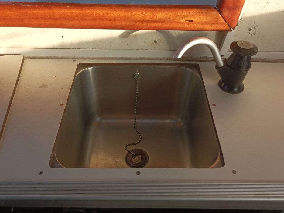 Продавам ветроходна лодка