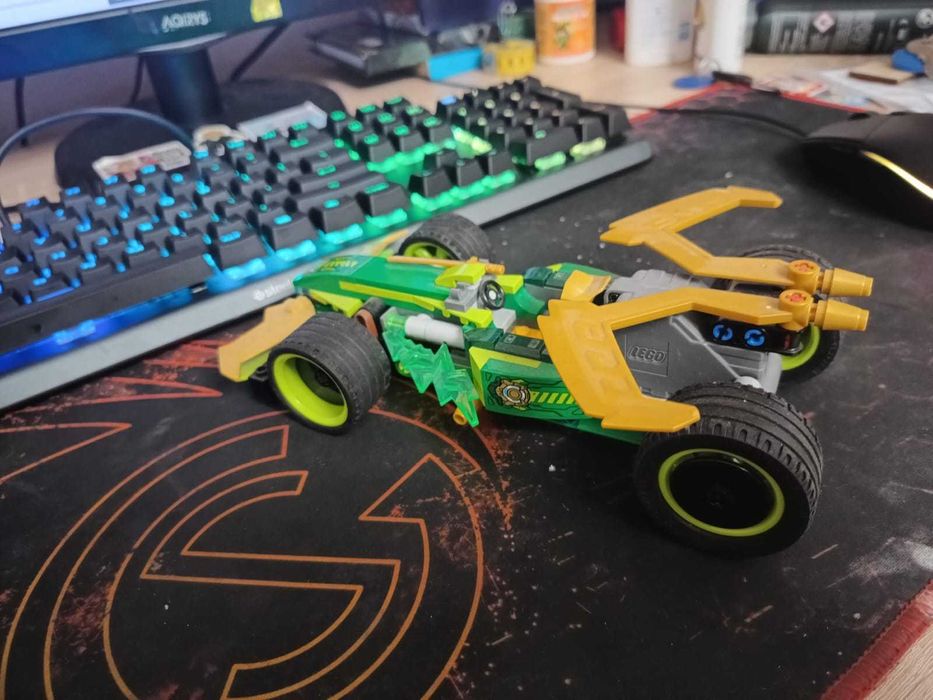 Lego Ninjago Mașină de curse a lui Lloyd