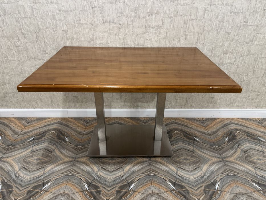 Стол для кафе в отличном состояний