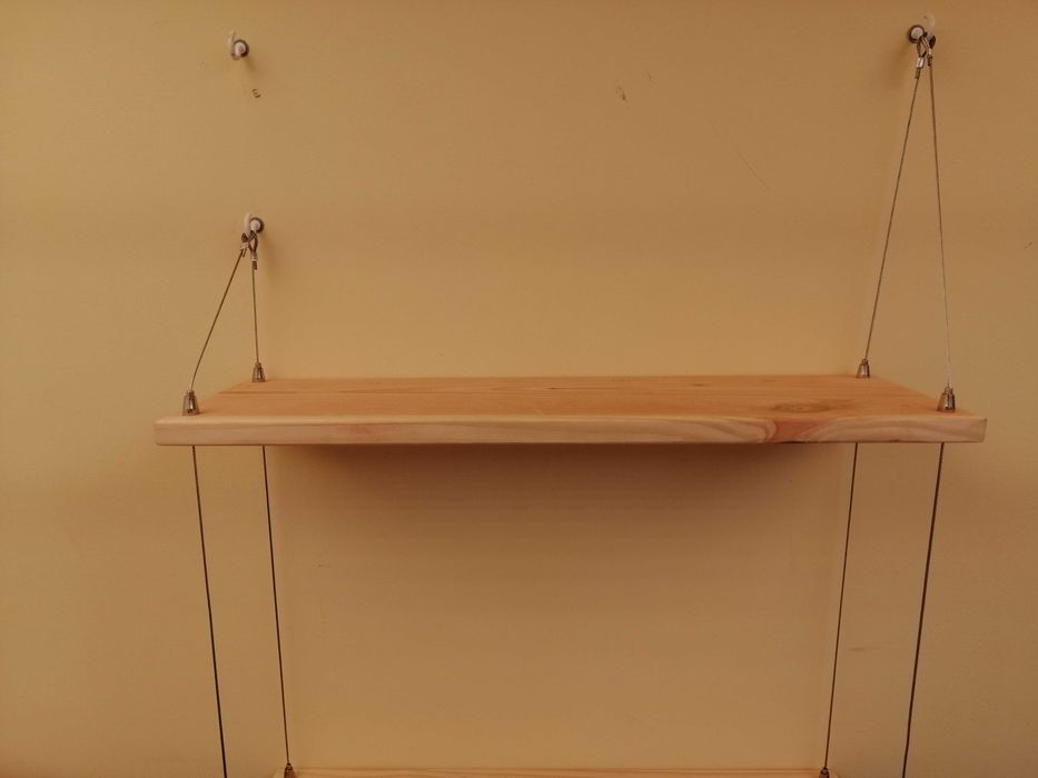 Висяща етажерка с дървени плотове