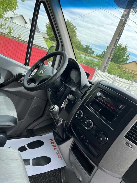 Vand Volkswagen crafter cu 3 locuri si duba an 2012 euro 5 nu sprinter  usii culisante pe ambele părți