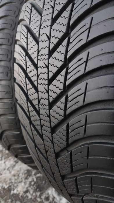 2бр. всесезонни гуми 215/60/17 Nexen Nblue 4 Season 
dot24
7mm
Много д