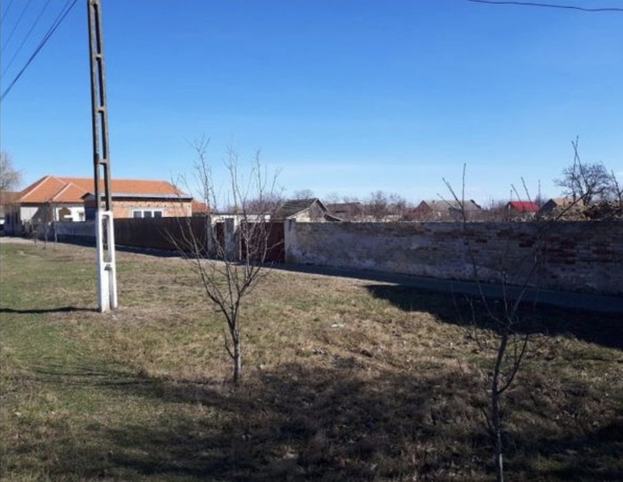 Vand / închiriez  teren comercial in Secusigiu ,central .