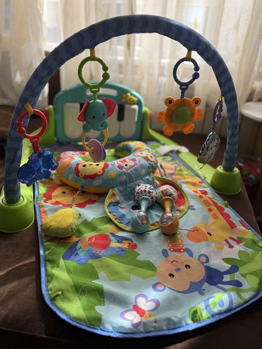 Комплект от Активна гимнастика fisher price, интерактивна възглавничка и дрънкалки