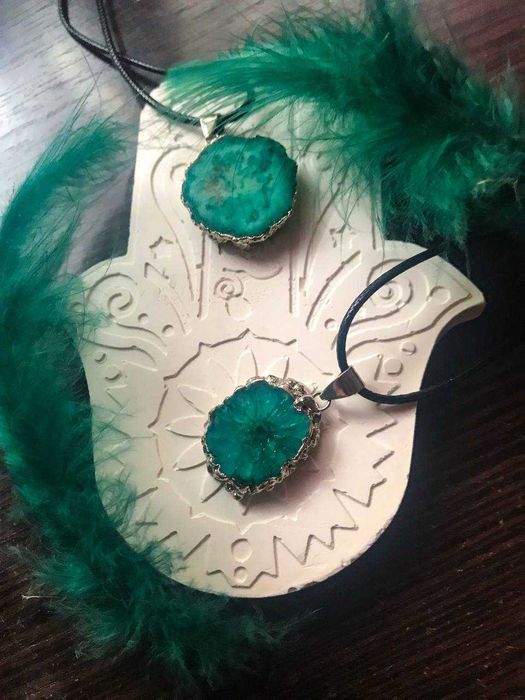 срезы натуральных камней в оправе.