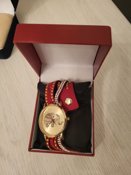 Часы новые с футлярами