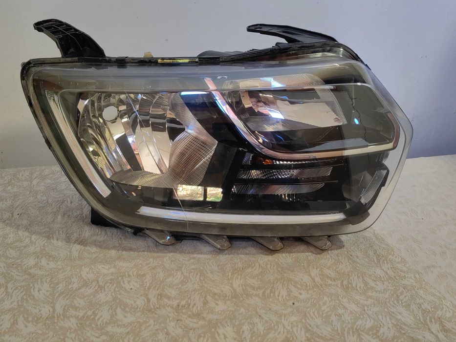 Фар Dacia Duster LED десен / Фар Дачиа Дъстър Оригинални