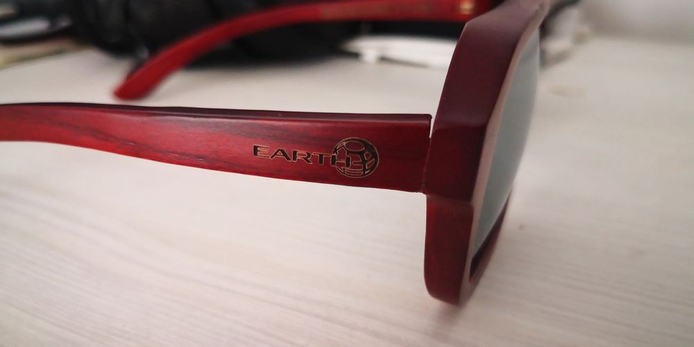 Ochelari de soare Earth, unisex cu ramă de lemn.