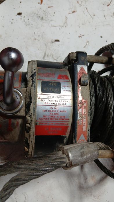 Vînd troliu electric  warn de 7200 t în stare de funcționare