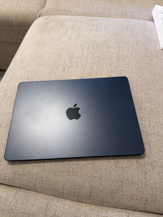 MacBook Air 13" 2026 cu procesor Apple M5, 16GB RAM, 512GB SSD, midnight, NOU (2 cicluri), garantie iulie 2027