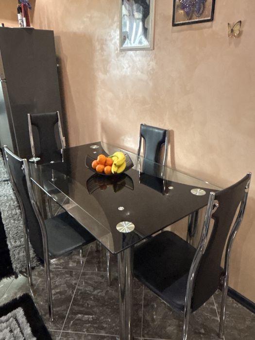 Стъклена маса със 4 стола