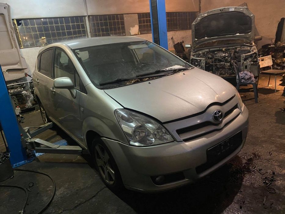 Toyota corolla verso на части