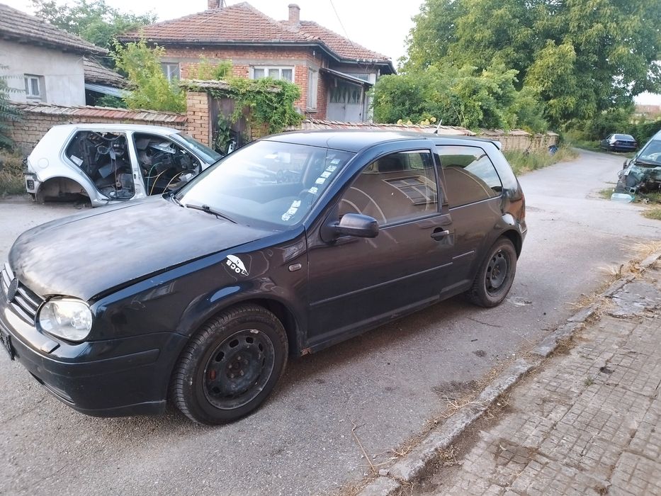 Продавам голф 4 1.9 116 6 скорости на части