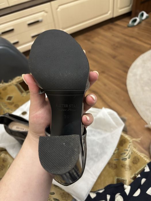 Босоножки на каблуке